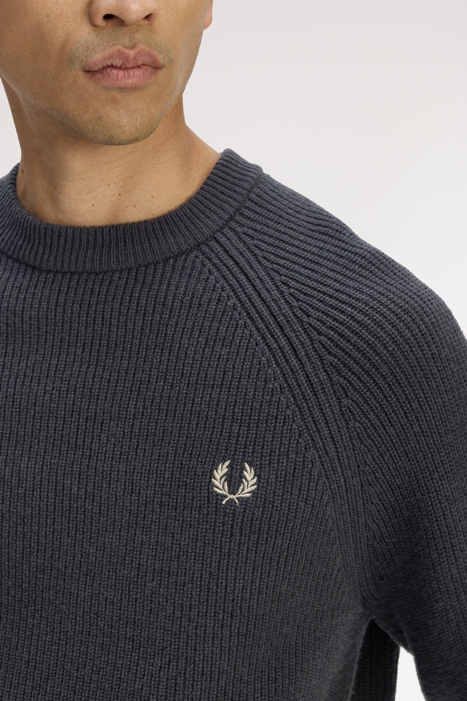Fred Perry K1548 Lambswool Raglan Jumper - Anchor Grey - Image 3